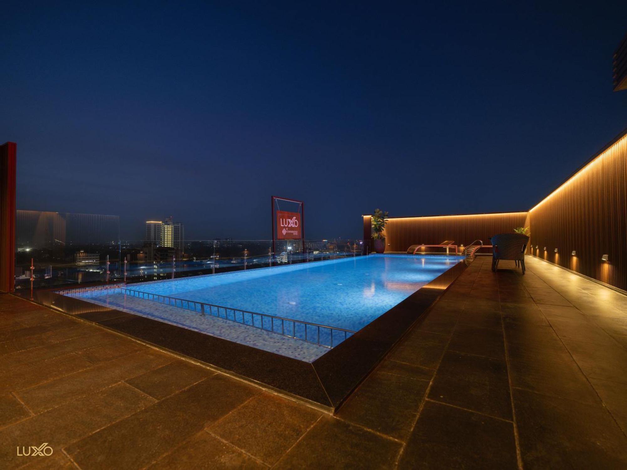 Luxo Kochi Hotel Bagian luar foto